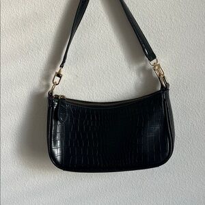 Elegant Black Croc-Embossed Shoulder Bag